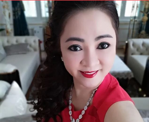 Còn bà xã Quách Ngọc Ngoan cũng không ngoại lệ, Phượng Chanel vẫn trung thành với style duy nhất - đó là tạo dáng với tay để một bên, góc mặt cũng giống nhau ở từng khoảnh khắc.