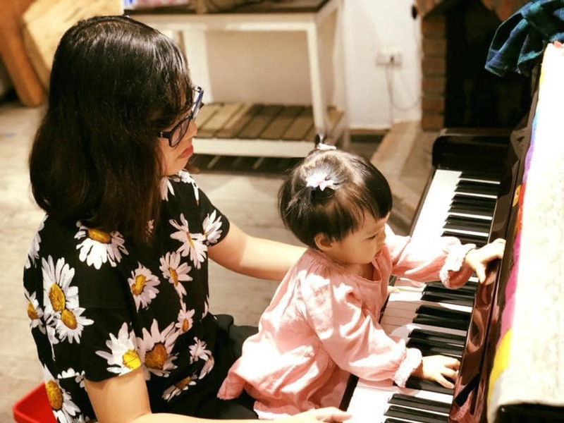 Trong cuộc phỏng vấn trên Gia đình và xã hội, Diễm Quỳnh cho biết, bé Gà như một món quà tuyệt vời mà ông trời ban tặng cho gia đình cô.