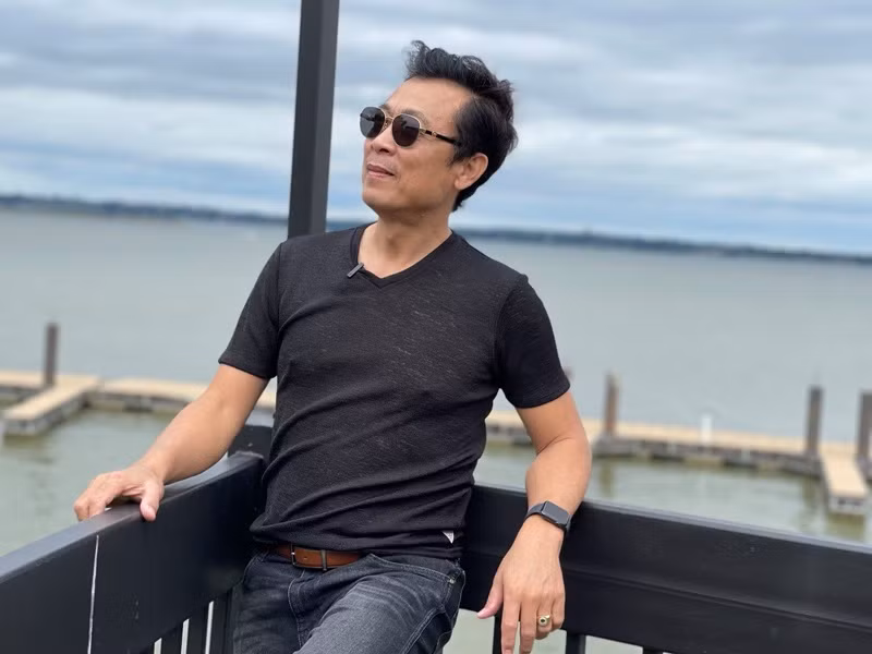 Vân Sơn hiện tại hoạt động nghệ thuật ở Mỹ.