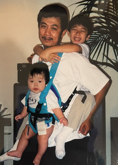 Ngoài vợ, Vân Sơn còn đăng tải nhiều hình ảnh hai con trai. Anh cho biết, sau mấy chục năm làm lụng vất vả, các con là tài sản quý giá nhất trong cuộc đời anh.