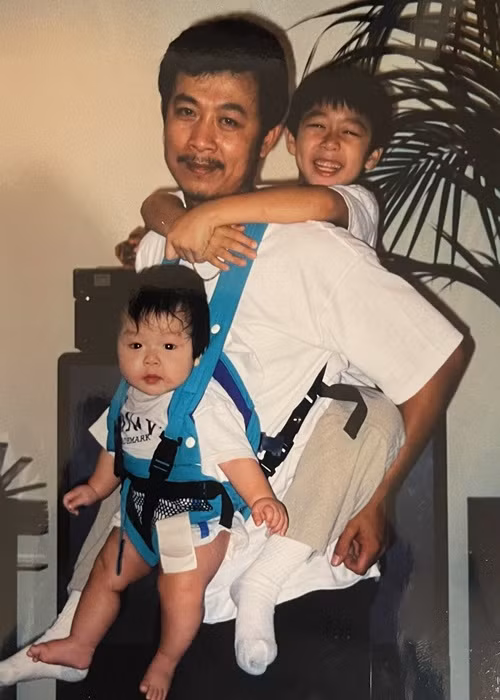 Ngoài vợ, Vân Sơn còn đăng tải nhiều hình ảnh hai con trai. Anh cho biết, sau mấy chục năm làm lụng vất vả, các con là tài sản quý giá nhất trong cuộc đời anh.