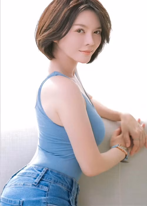 Mùa dịch, Lý Nhã Kỳ chia sẻ trên trang cá nhân những bức ảnh đẹp của mình cùng món ăn ngon. Cô cho rằng việc này mang lại nguồn năng lượng tích cực cho những người xung quanh.