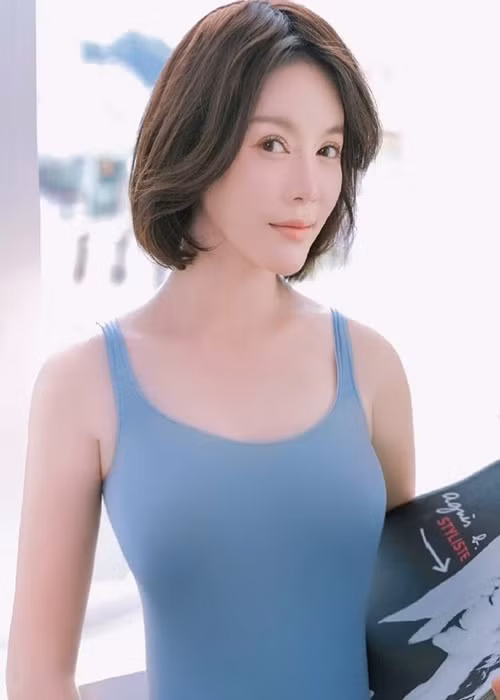 Gần đây, nữ diễn viên phim “Mùa hè lạnh” đăng tải loạt ảnh khoe mái tóc ngắn bồng bềnh giúp cô thêm phần trẻ trung.