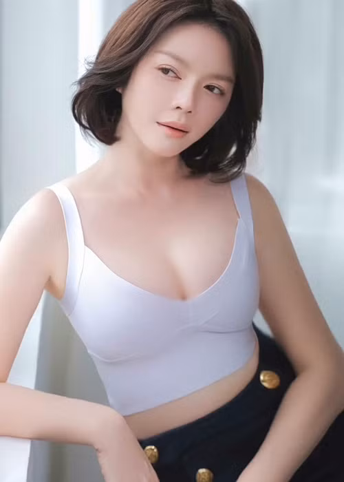 Lý Nhã Kỳ gợi cảm, trẻ trung dù bước sang tuổi 39.