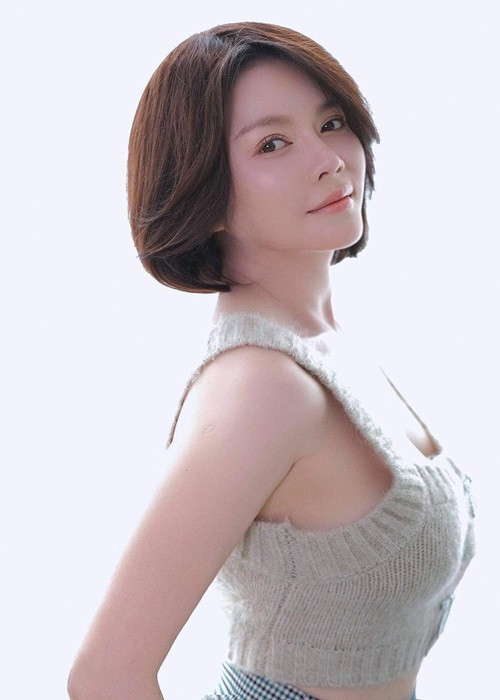 Trong những ngày ở nhà mùa dịch, mỹ nhân họ Lý không diện váy áo cầu kỳ như thường thấy.