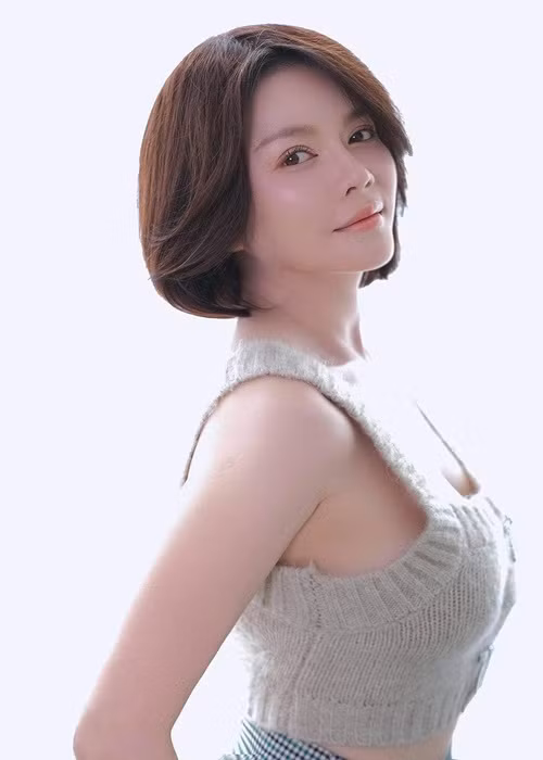 Trong những ngày ở nhà mùa dịch, mỹ nhân họ Lý không diện váy áo cầu kỳ như thường thấy.