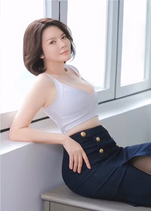 Nữ diễn viên khéo khoe vòng một đầy đặn không phẫu thuật thẩm mỹ.