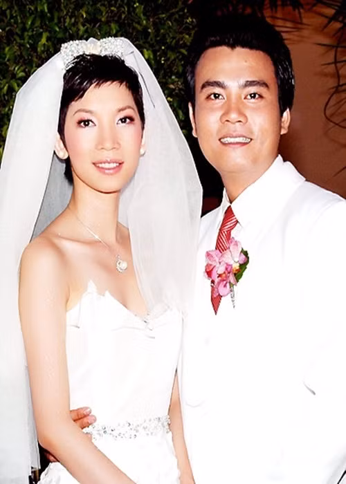 Không chỉ Lâm Vũ cưới nhanh ly hôn chóng vánh, nhiều sao Việt cũng rơi vào trường hợp tương tự. Một trong số đó là Xuân Lan. Siêu mẫu này từng chia sẻ về đám cưới với phó đạo diễn Thành Nam: “Sau 1 tháng trò chuyện thì chúng tôi yêu nhau, 3 tháng làm đám hỏi, 9 tháng làm đám cưới". Sau đám cưới năm 2009, Xuân Lan rất hiếm khi nhắc tới tên chồng. Cô đã bí mật ly hôn nhưng khi trả lời báo chí chỉ nói lấp lửng về chuyện gia đình đổ vỡ. Hiện tại, Xuân Lan có tổ ấm hạnh phúc bên người chồng thứ hai. Ảnh: Thế giới văn hóa