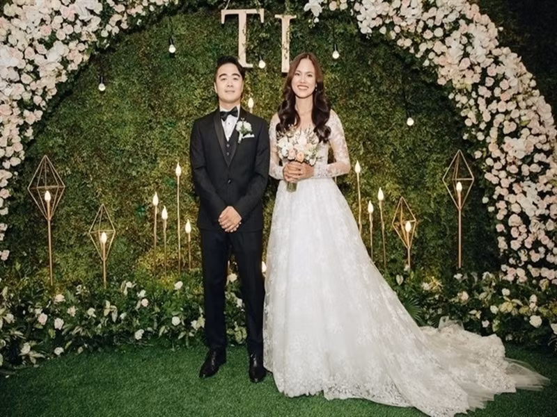 Tháng 8/2018, Tuyết Lan tổ chức đám cưới với bạn trai - doanh nhân Phan Tâm sau 3 năm công khai hẹn hò. Tuy nhiên, cặp đôi ly hôn vào tháng 9/2019 do khác biệt tính cách, trái ngược quan điểm sống. Ảnh: VTC