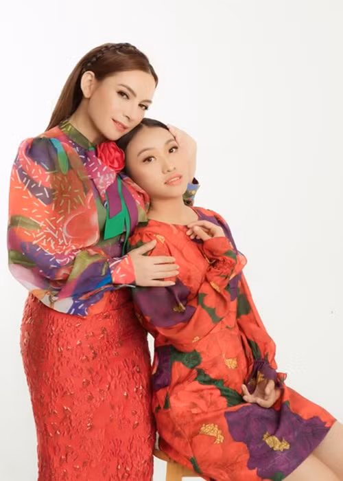 Thiêng Ngân khoe nhan sắc bên mẹ nuôi trong một bộ ảnh.