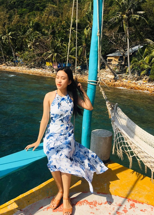 Giọng ca 18 tuổi ăn mặc điệu đà ở đời thường.