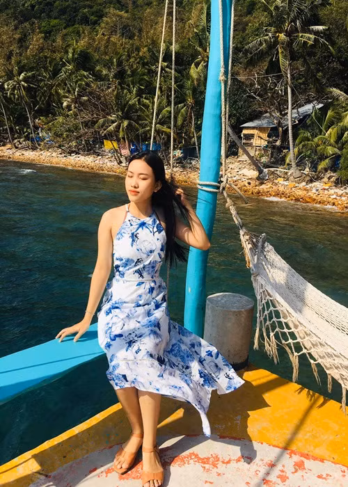 Giọng ca 18 tuổi ăn mặc điệu đà ở đời thường.