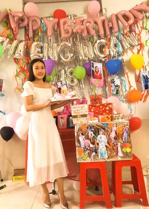 Con nuôi Phi Nhung xinh đẹp trong tiệc sinh nhật 18 tuổi.