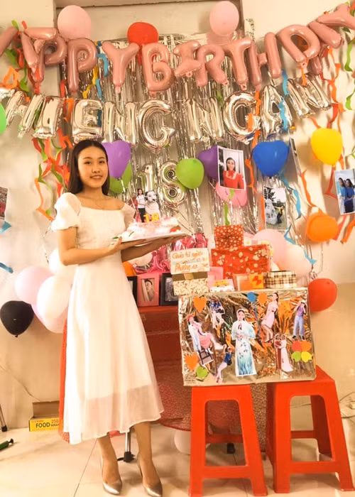 Con nuôi Phi Nhung xinh đẹp trong tiệc sinh nhật 18 tuổi.