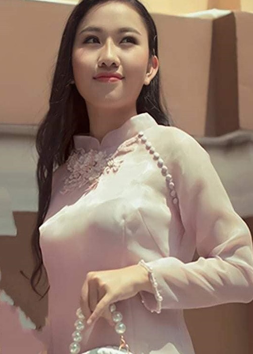 Thiêng Ngân khoe nét dịu dàng khi diện áo dài.