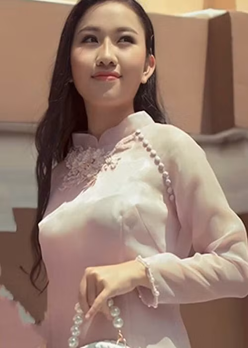 Thiêng Ngân khoe nét dịu dàng khi diện áo dài.