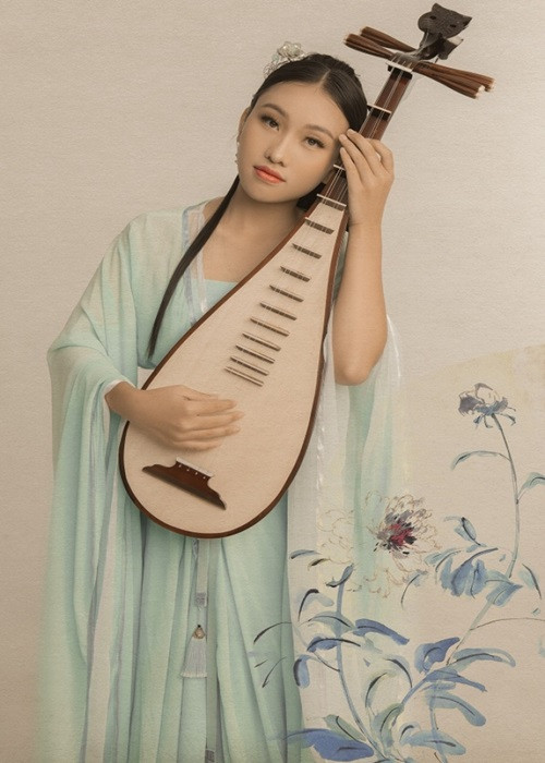 Giọng ca 18 tuổi xuất thân nghèo khó. Thiêng Ngân có 6 chị em ở Đồng Tháp. Em phải sớm phụ giúp bố mẹ kiếm tiền nuôi em.