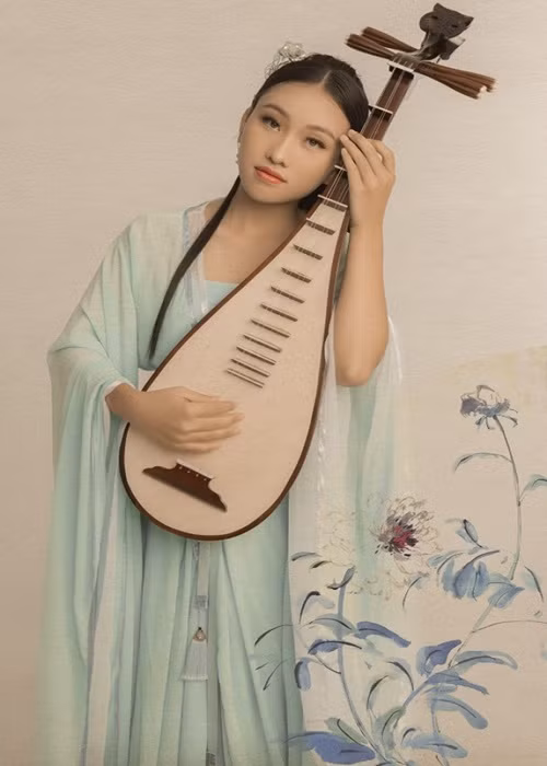 Giọng ca 18 tuổi xuất thân nghèo khó. Thiêng Ngân có 6 chị em ở Đồng Tháp. Em phải sớm phụ giúp bố mẹ kiếm tiền nuôi em.