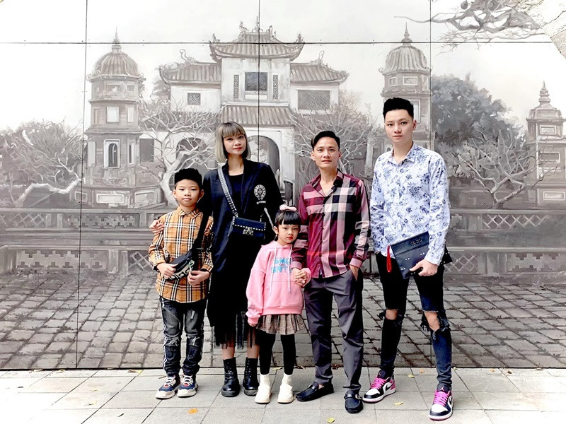 Vợ chồng siêu mẫu Hạ Vy có 3 người con chung. Đức Huy là con trai đầu lòng của cặp đôi.