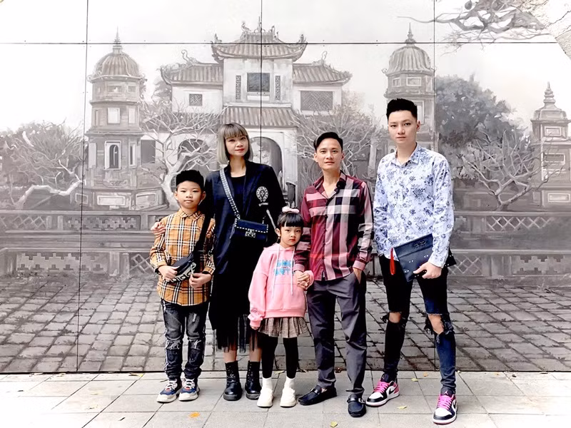 Vợ chồng siêu mẫu Hạ Vy có 3 người con chung. Đức Huy là con trai đầu lòng của cặp đôi.