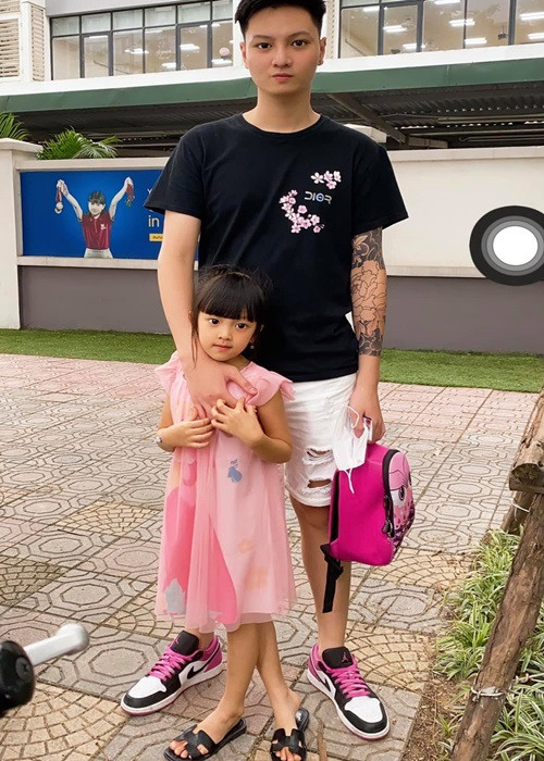 Lớn lên, Đức Huy tỏ ra chững chạc và độc lập để chăm sóc cho 2 em những lúc bố mẹ vắng nhà. Con trai của Hạ Vy chia sẻ khi đón sinh nhật lần thứ 20: "Bản thân sẽ cố gắng hết sức mình để làm trụ cột cho gia đình, là con cả luôn có mọi áp lực đè nặng lên vai, bố mẹ rồi cũng sẽ già đi nên đây sẽ là cột mốc để hết sức cố gắng cho sau này".