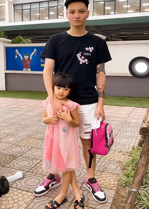 Lớn lên, Đức Huy tỏ ra chững chạc và độc lập để chăm sóc cho 2 em những lúc bố mẹ vắng nhà. Con trai của Hạ Vy chia sẻ khi đón sinh nhật lần thứ 20: "Bản thân sẽ cố gắng hết sức mình để làm trụ cột cho gia đình, là con cả luôn có mọi áp lực đè nặng lên vai, bố mẹ rồi cũng sẽ già đi nên đây sẽ là cột mốc để hết sức cố gắng cho sau này".