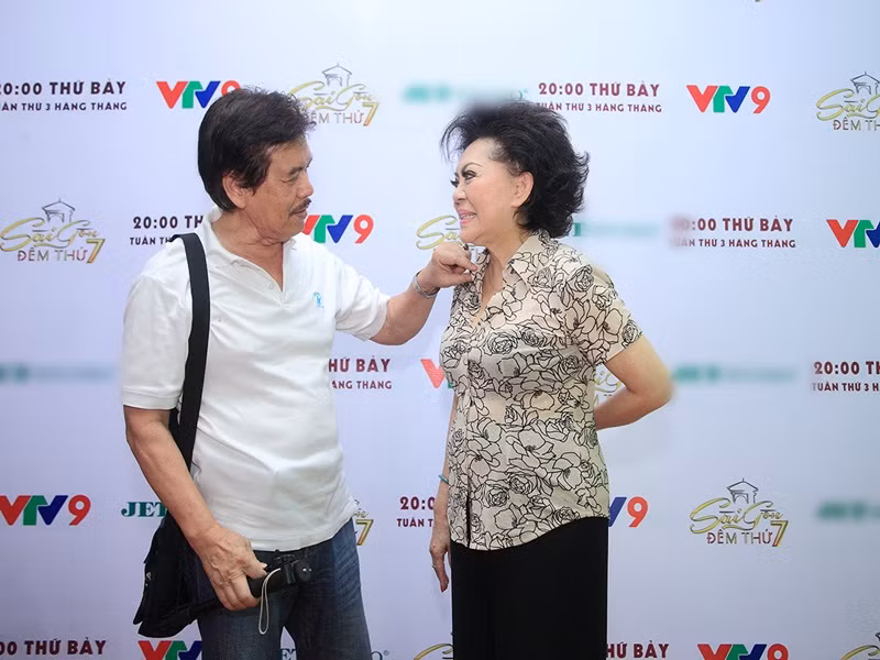 Ông James Vũ thường xuyên tháp tùng danh ca Giao Linh đi diễn. Ảnh: Tiêu dùng