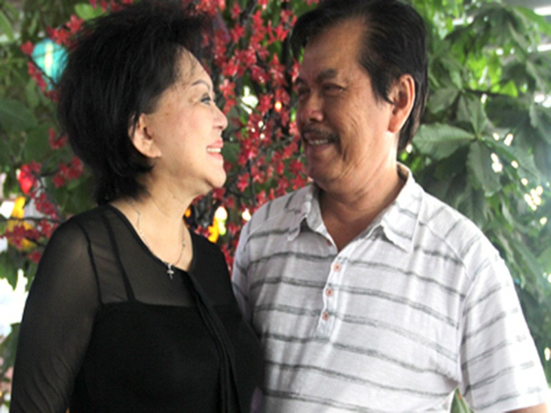 Giao Linh kể về ngày kết hôn: “Hôm đó, hai người đang đi chơi thì ông đưa bà đến một văn phòng chánh án ở bang Las Vegas (Mỹ) và đề nghị ký vào giấy hôn thú: "Kí vào đây đi rồi em làm vợ chính thức của anh, còn không thì em chỉ là một trong bốn người bồ của anh". Sau một hồi suy nghĩ, bà quyết định ký. Ảnh: An ninh thủ đô