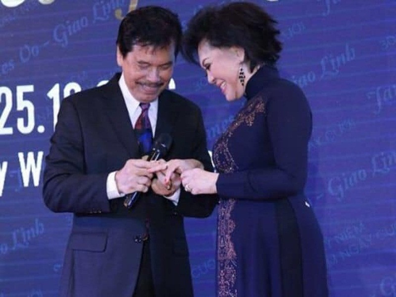 Ở hậu trường, ông lo lắng, chăm sóc bà từng li từng tí và quay hình vợ khi biểu diễn để về nhà xem lại cho vui. Ảnh: Người lao động