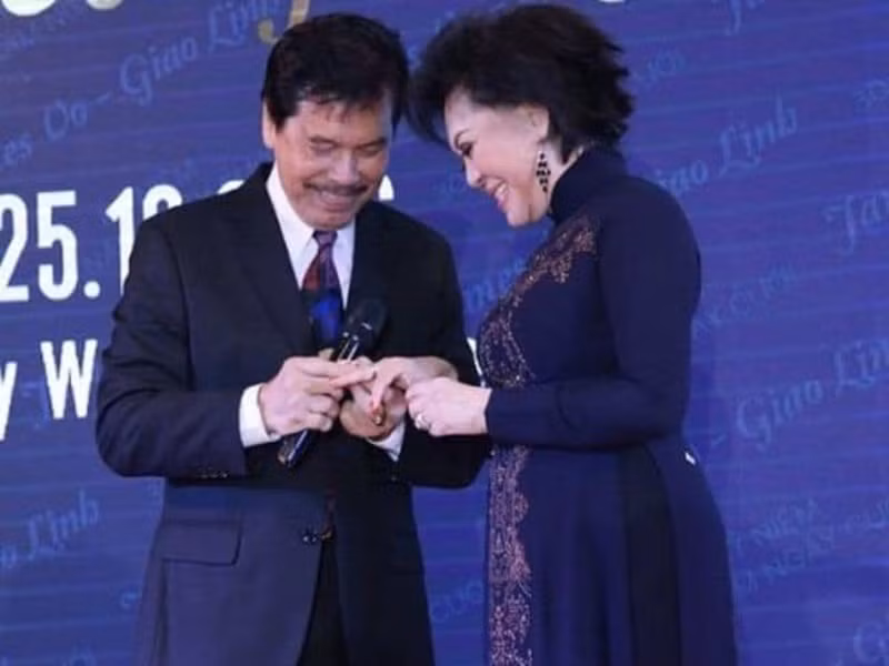 Ở hậu trường, ông lo lắng, chăm sóc bà từng li từng tí và quay hình vợ khi biểu diễn để về nhà xem lại cho vui. Ảnh: Người lao động