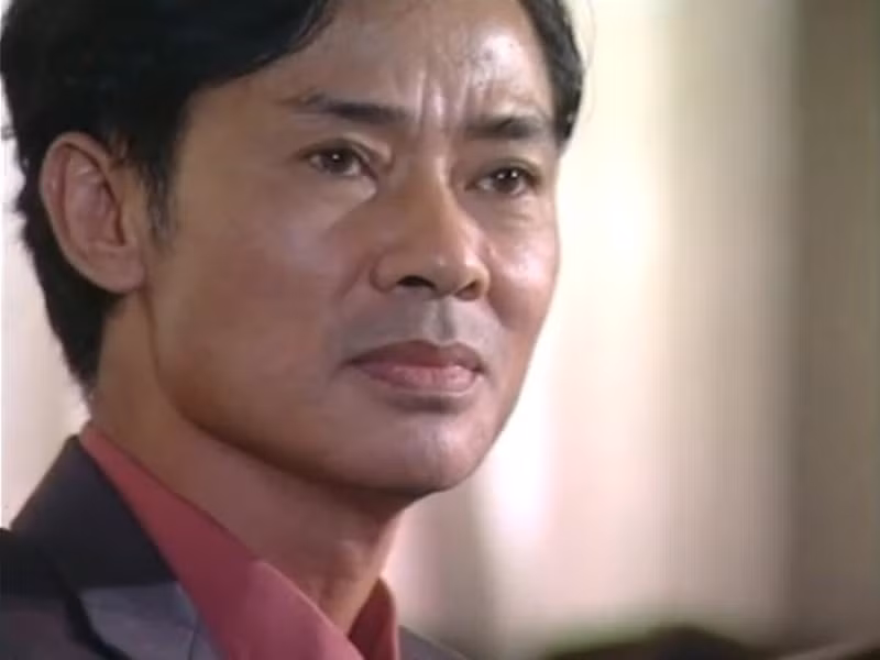 Nghệ sĩ Dũng Nhi vào vai thứ trưởng Cao Đức Cẩm trong “Chạy án”. Ngoài dự án này, ông còn đóng “Bí thư tỉnh ủy”, “Đàn trời”, “Mùa lá rụng”. Nghệ sĩ Dũng Nhi kín tiếng về hôn nhân. Theo Vnexpress, ông có hai con, con trai cả là nghệ sĩ múa Lê Vũ Long, con gái là tiếp viên hàng không, định cư ở nước ngoài. Ảnh: Dân Việt