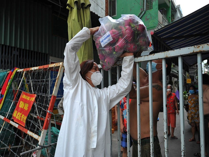 Trước những trường hợp xin quà đơn lẻ, Việt Hương cho biết, cô sẽ không cho ngay được mà phải gom những hộ gần quanh khu vực đó rồi mới cho một lần.