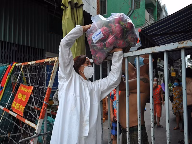 Trước những trường hợp xin quà đơn lẻ, Việt Hương cho biết, cô sẽ không cho ngay được mà phải gom những hộ gần quanh khu vực đó rồi mới cho một lần.