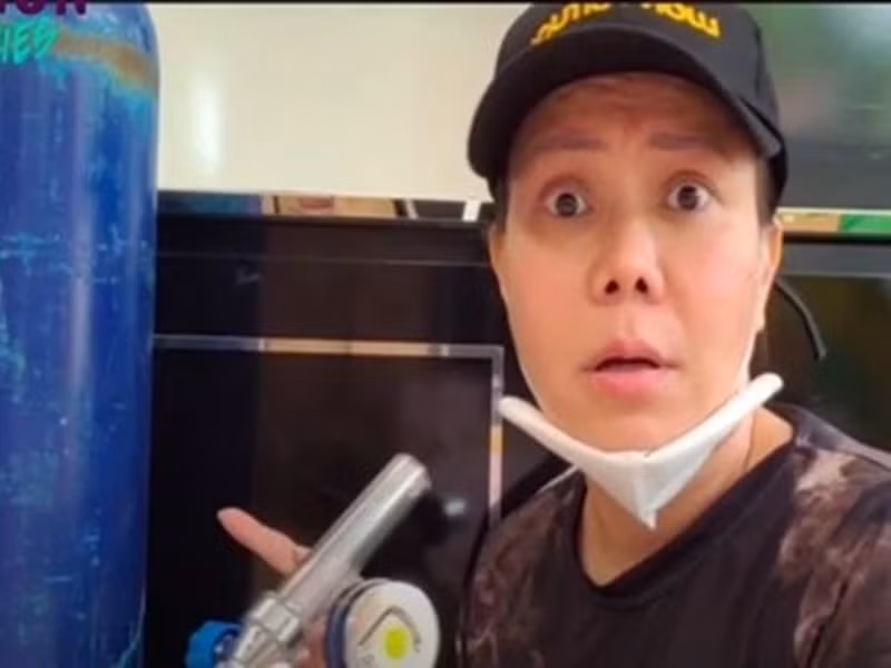 Việt Hương từng bị đồn đòi 1,5 triệu đồng mới giao bình oxy. Tuy nhiên, cô phủ nhận tin đồn này. Cũng theo Việt Hương, một số người không trả bình oxy mà bán lấy tiền vì vậy cô phun sơn lên các bình oxy, đánh dấu rõ ràng đây là dụng cụ từ thiện.