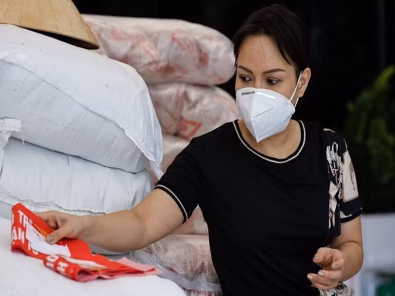 Do sơ suất không kiểm tra gạo từ thiện mà phát thẳng tới các điểm nên Việt Hương phát tấn gạo bị mốc mà không biết. Sau đó, Việt Hương nhanh chóng xin lỗi và hứa đền lại 1 tấn gạo. Ảnh: Zing