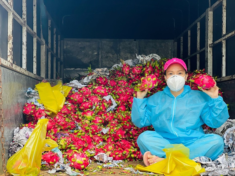 Đi từ thiện nhưng Việt Hương lại bị trù ẻo mắc COVID-19. Cô bức xúc cho hay: "Hiện nay, có một số người trù ẻo tôi và ê-kíp của tôi nhiễm bệnh. Tôi không biết vì sao, tôi chỉ đem gạo đi cứu trợ thôi mà họ chửi tôi rất nặng nề".