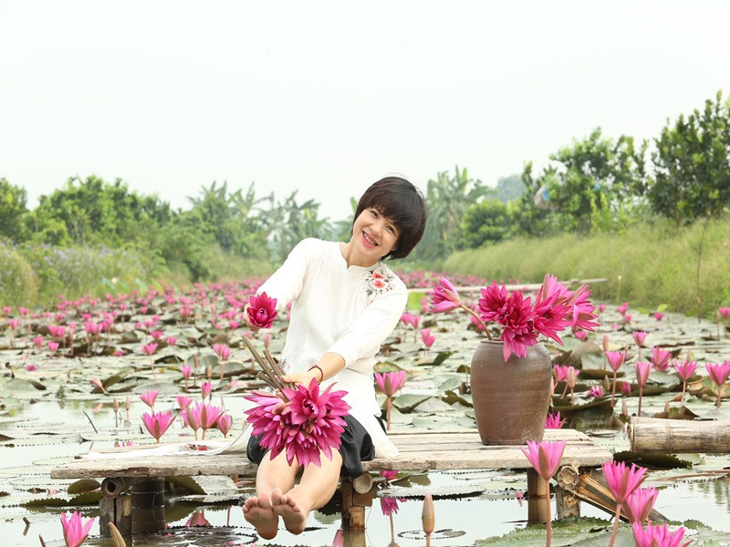 Diễm Quỳnh khoe nhan sắc mặn mà khi mặc áo dài chụp ảnh bên hoa súng.