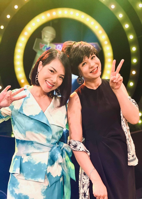 "Thỉnh thoảng tôi có xem lại ảnh thời đó rồi cười phá lên. Tôi thấy mình ngố lắm, ngây ngô, ăn mặc, hóa trang nhem nhuốc vì phải tự làm. Mọi thứ trong chương trình đều rất sơ khai nhưng nó có sự mộc mạc, đáng yêu", Diễm Quỳnh chia sẻ trên VTC.