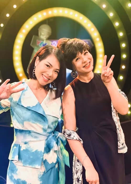 "Thỉnh thoảng tôi có xem lại ảnh thời đó rồi cười phá lên. Tôi thấy mình ngố lắm, ngây ngô, ăn mặc, hóa trang nhem nhuốc vì phải tự làm. Mọi thứ trong chương trình đều rất sơ khai nhưng nó có sự mộc mạc, đáng yêu", Diễm Quỳnh chia sẻ trên VTC.