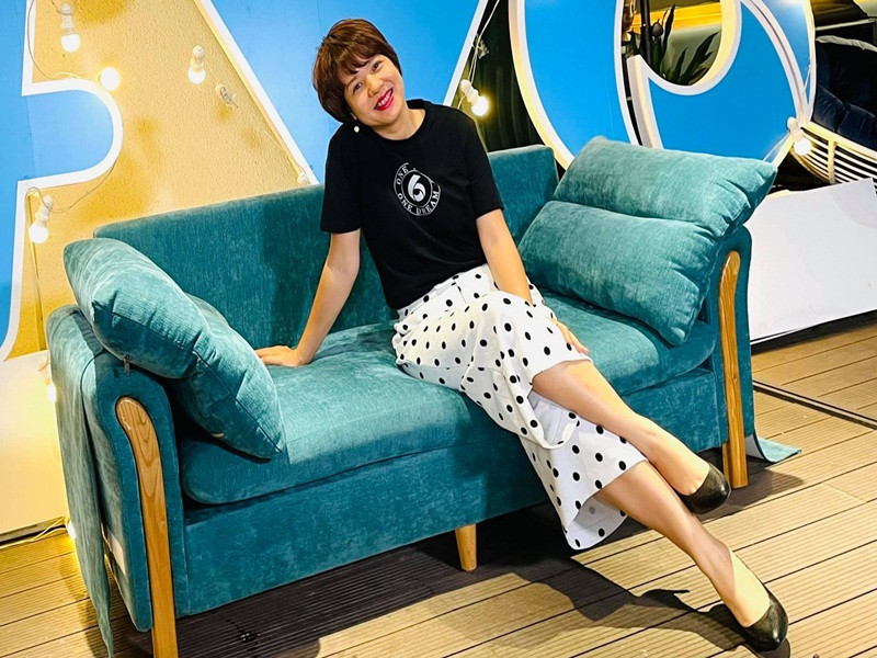 Bước sang tuổi 49, là mẹ hai con, nữ MC vẫn trẻ trung, xinh tươi.