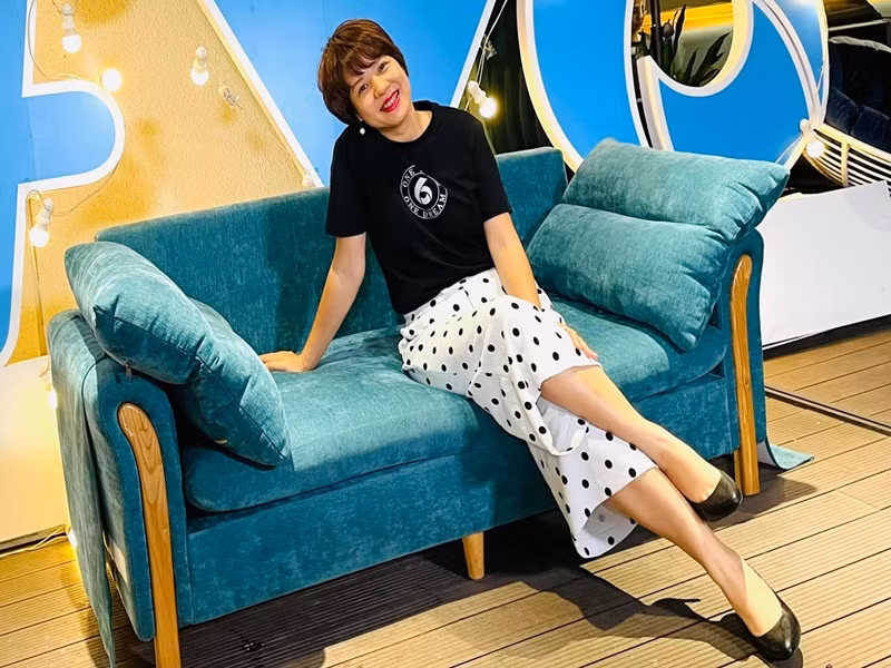 Bước sang tuổi 49, là mẹ hai con, nữ MC vẫn trẻ trung, xinh tươi.