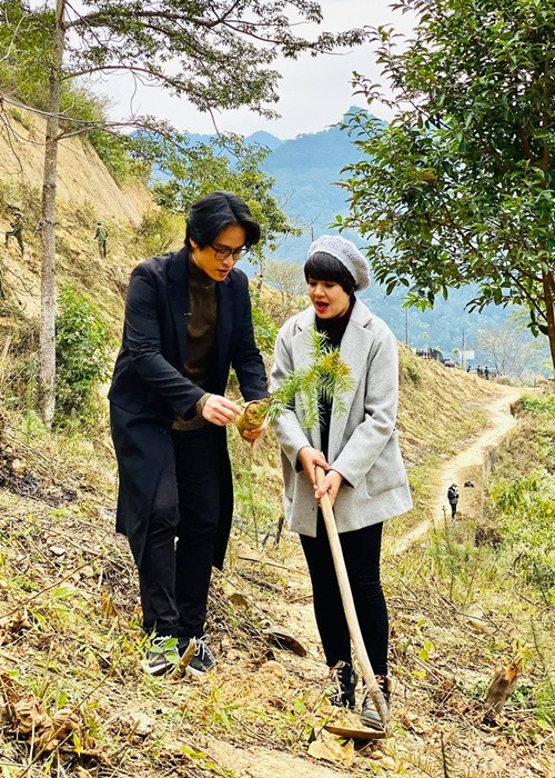 Có con gái lớn năm nay 22 tuổi, nữ MC vẫn trẻ đẹp.