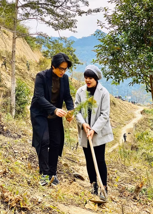 Có con gái lớn năm nay 22 tuổi, nữ MC vẫn trẻ đẹp.