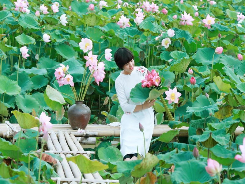 Vài năm trở lại đây, nữ MC trung thành với mái tóc tém. Trước đó, cô thường để tóc dài.