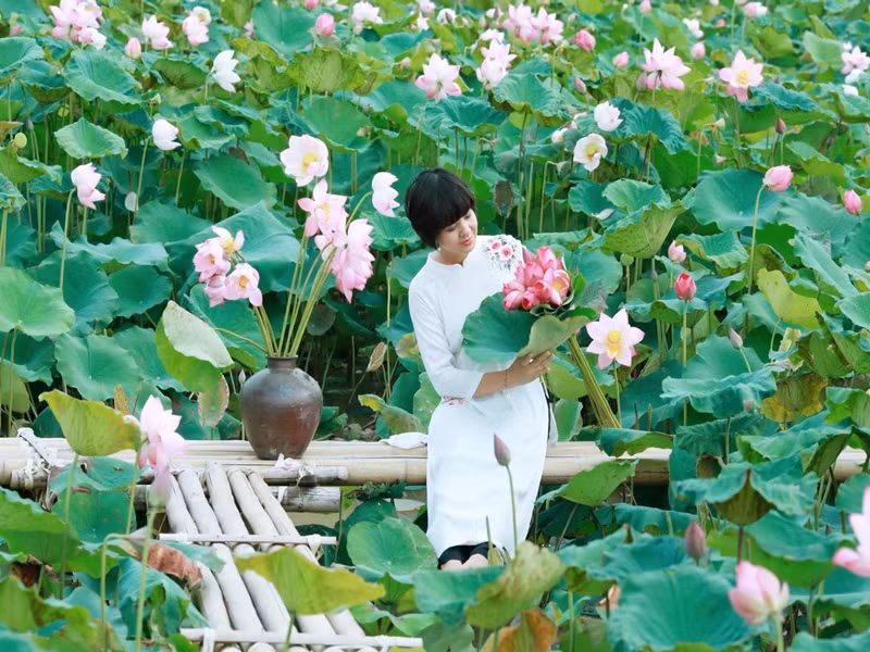 Vài năm trở lại đây, nữ MC trung thành với mái tóc tém. Trước đó, cô thường để tóc dài.