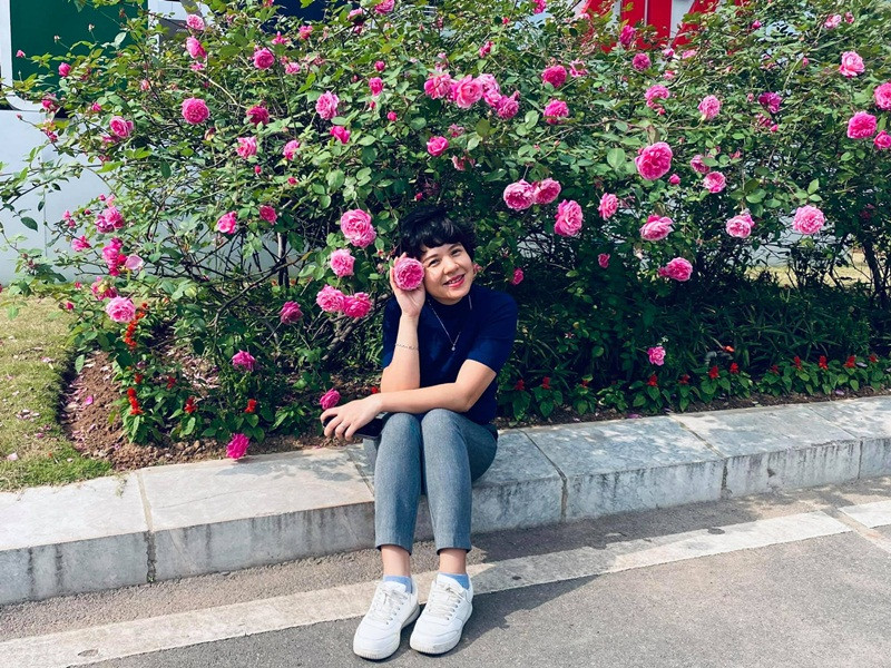 Diễm Quỳnh ăn mặc trẻ trung ngoài đời ở tuổi U50.