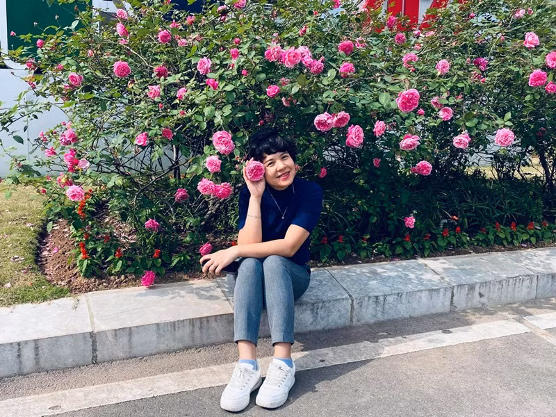 Diễm Quỳnh ăn mặc trẻ trung ngoài đời ở tuổi U50.