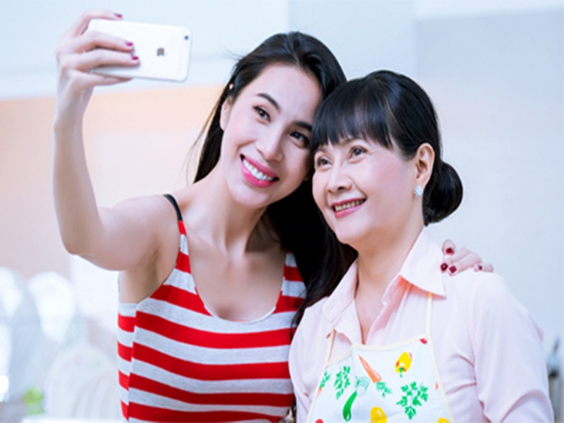 Khi Thủy Tiên bị truy vấn sao kê từ thiện, mẹ ruột của cô cũng lên tiếng. Bà động viên Thủy Tiên: “Mình cứ nghĩ những ai nói mình đều là cha mẹ, ông bà của kiếp trước nên có quyền nói sao cũng được kệ đi, mình cứ làm thật đúng với bổn phận của 1 con người, lương tâm không cắn rứt là được. Cảm ơn vì đã nói để mình tự nhủ lòng đây là cõi tạm nên nhiều khổ đau và không đắm nhiễm trần đời". Ảnh: Vietnamnet