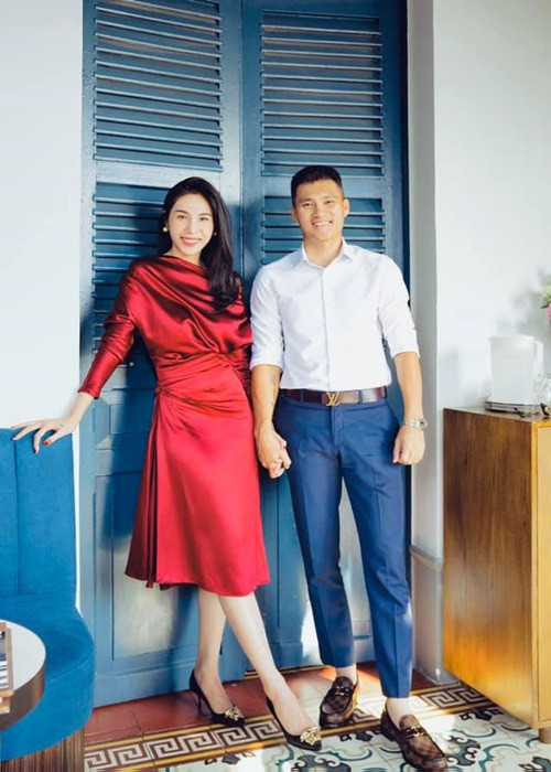 Công Vinh liên tục bênh vực Thủy Tiên. Anh cho rằng thông tin vợ của anh dùng 2 số tài khoản để kêu gọi từ thiện và quyên góp được 320 tỷ là vu khống. “Tôi là chồng, tôi không bao giờ để người khác ăn hiếp vợ tôi như vậy. Tôi sẽ làm mọi thứ để chứng minh tất cả những gì vợ tôi bỏ công sức ra làm là hoàn toàn chính xác”, Công Vinh bày tỏ.