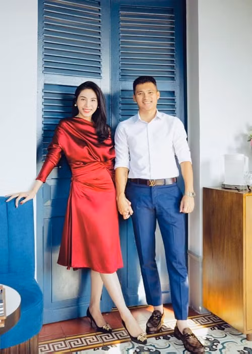 Công Vinh liên tục bênh vực Thủy Tiên. Anh cho rằng thông tin vợ của anh dùng 2 số tài khoản để kêu gọi từ thiện và quyên góp được 320 tỷ là vu khống. “Tôi là chồng, tôi không bao giờ để người khác ăn hiếp vợ tôi như vậy. Tôi sẽ làm mọi thứ để chứng minh tất cả những gì vợ tôi bỏ công sức ra làm là hoàn toàn chính xác”, Công Vinh bày tỏ.